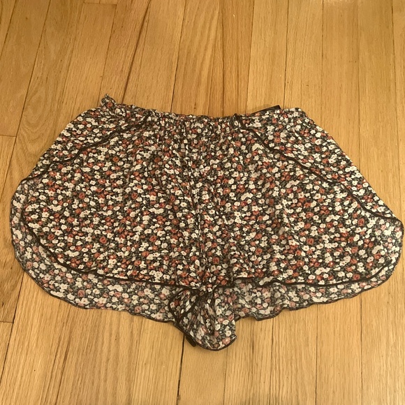 XS Volcom flowery shorts - Picture 1 of 4